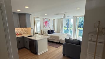 Iron/ironing board, Internet, bed sheets