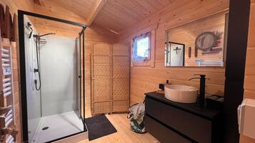 Douche, sĂšche-cheveux, serviettes fournies