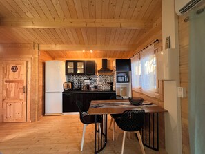 Fridge, microwave, oven, stovetop - Cosy chalet (Tourrettes)