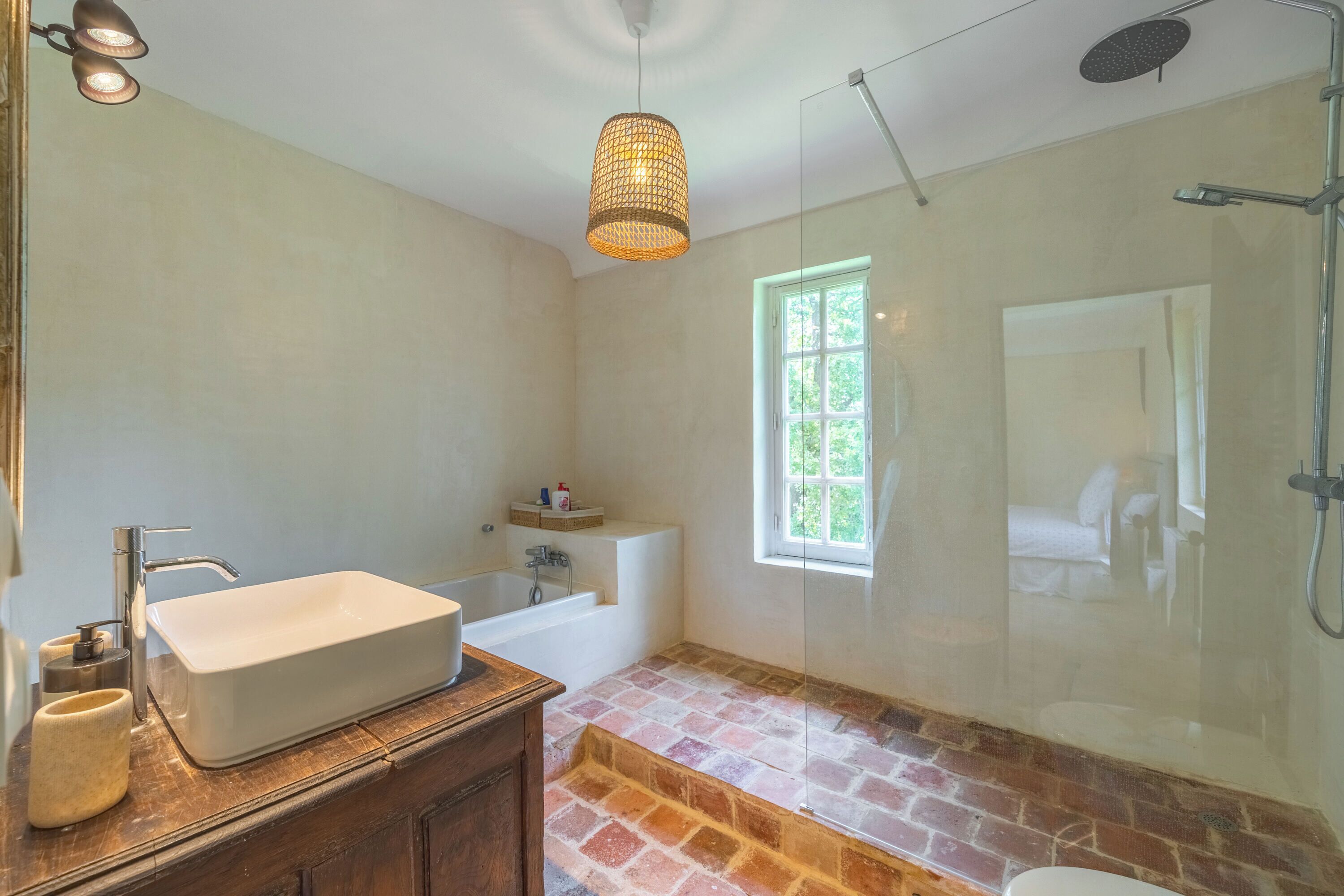 Douche, serviettes fournies, savon, papier toilette