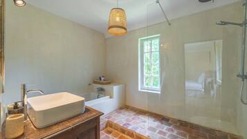 Douche, serviettes fournies, savon, papier toilette