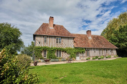 Renovated country house with heated swimming pool