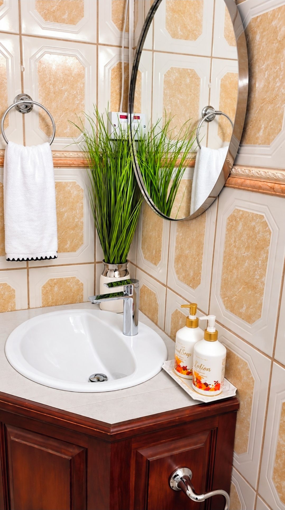 Ein Badezimmer mit einem weißen Waschbecken, einem Spiegel und zwei Seifenspender.