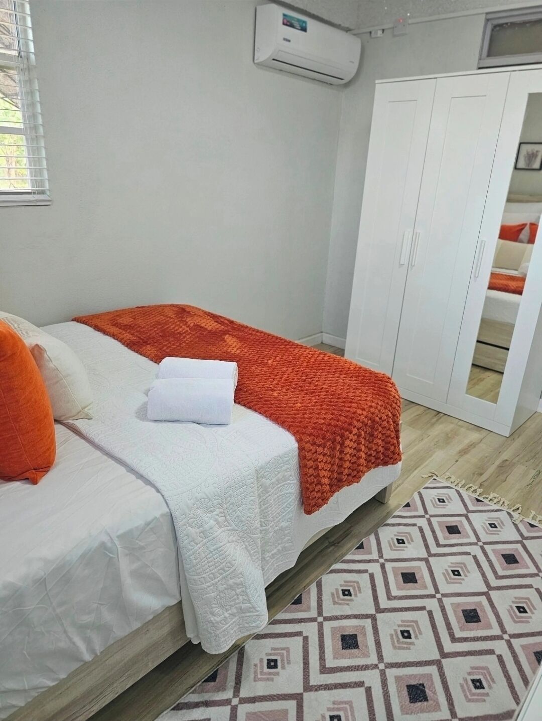 Tabla de planchar con plancha, wifi, ropa de cama