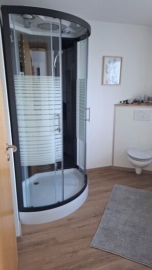 Shower, hair dryer, towels, toilet paper - Our wooden house (Dürrlauingen)