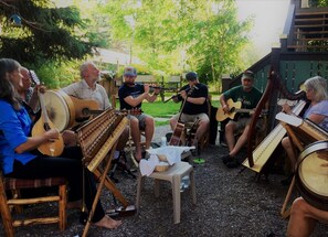 Property grounds - Laughing Horse Lodge (Bigfork)