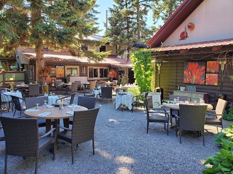 Outdoor dining. Laughing Horse Lodge
