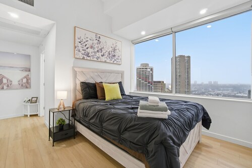 Luxury 2Bed2Bath Stunningview Downtown Edmonton Cad 5min 2 Rogers + Free Parking