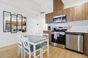 Microondas, horno, placa de cocina, lavavajillas