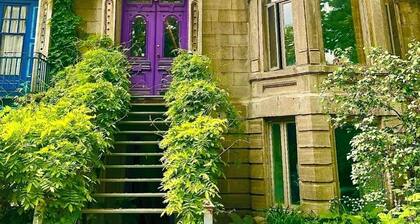 The Purple House | La Maison Mauve
3 Floor, 7 bed Plateau Victorian House