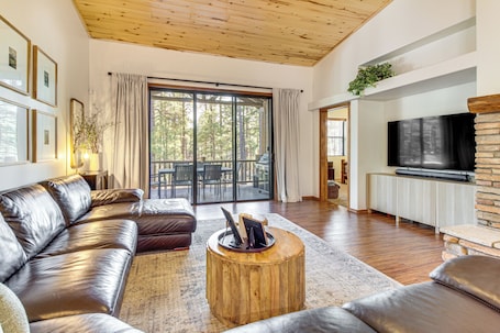 TV, fireplace. Hot Tub, Deck & Grill! Mtn Retreat in Show Low