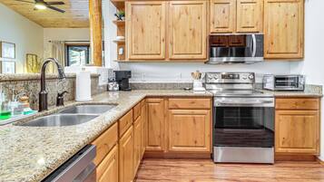 Fridge, microwave, stovetop, dishwasher
