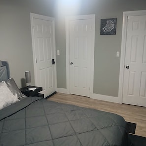 Internet, bed sheets - Fantastic bedroom with AC & fireplace in home in charming Mount Vernon (Mount vernon)