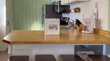 Réfrigérateur, micro-ondes, plaque de cuisson, lave-vaisselle