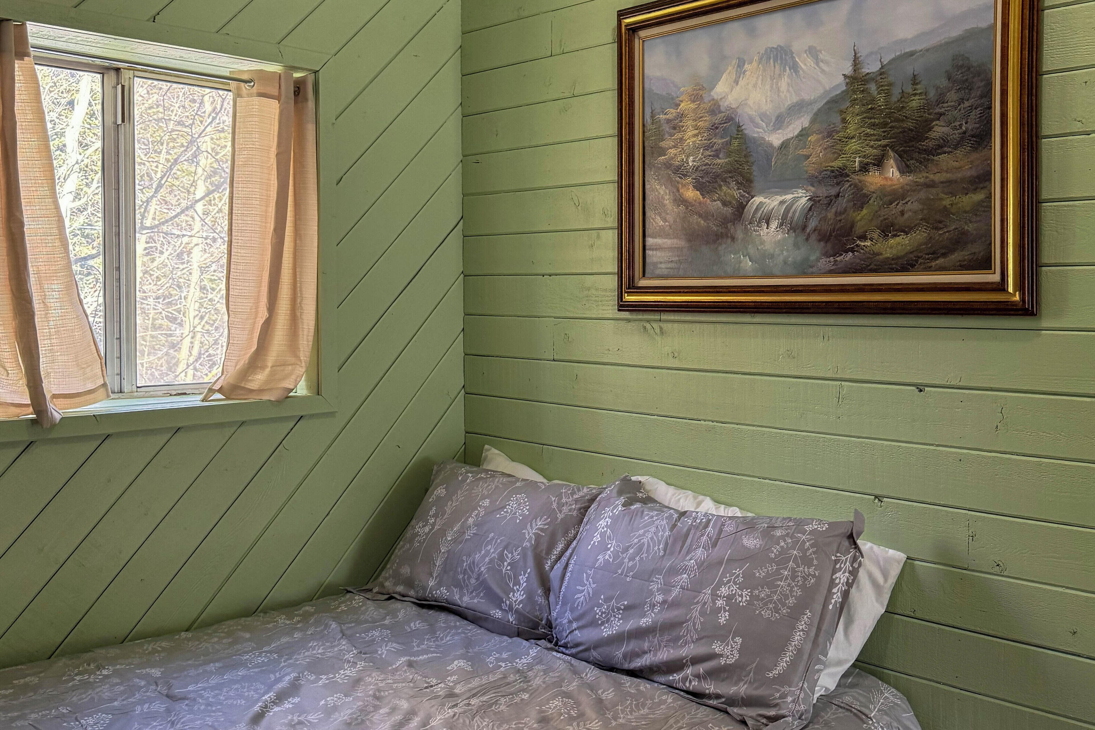 3 bedrooms, iron/ironing board, internet, bed sheets