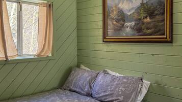3 bedrooms, iron/ironing board, internet, bed sheets