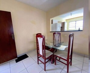 Dining - Cozy and very well-located apartment in a condominium. (Praia Grande)