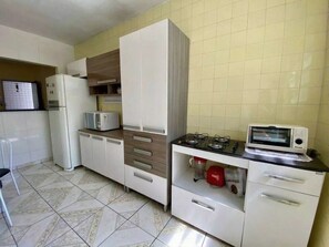 Microwave, stovetop - Cozy and very well-located apartment in a condominium. (Praia Grande)