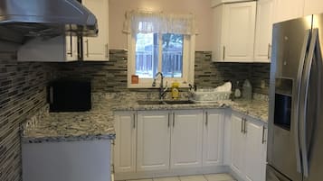 Double Room, Garden View | Shared kitchen