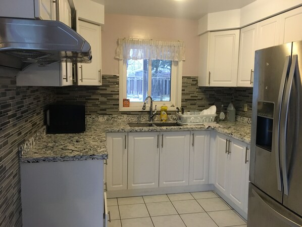 Double Room, Garden View | Shared kitchen - HomeDel (Toronto)