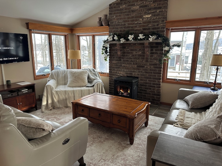 2 Min Walk To Private Lake Beach, Private Pools, With Free Kayaking! - Pennsylvania