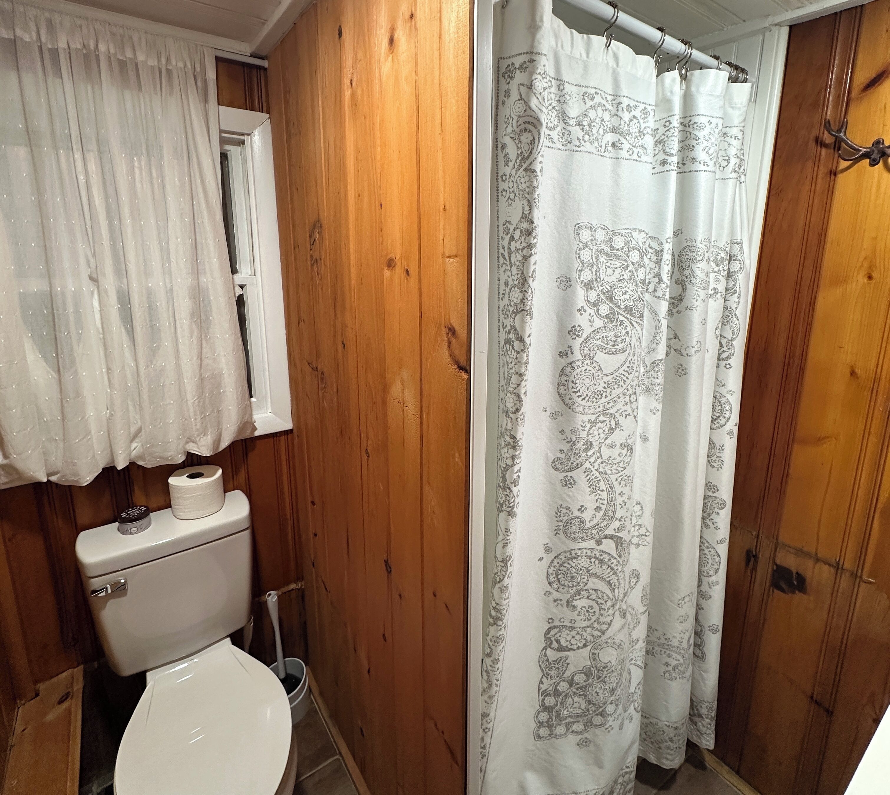 Douche, serviettes fournies, savon, papier toilette
