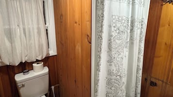 Douche, serviettes fournies, savon, papier toilette