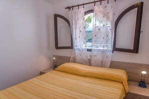 2 bedrooms, iron/ironing board, travel cot - Anton - Villa Marinella (Porto azzurro)
