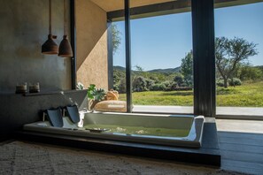 خزنة داخل الغرفة وواي فاي مجانًا