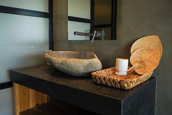 Habitación Deluxe doble, vistas al jardín | Baño | Jabón, champú y papel higiénico