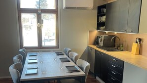Eine moderne Küche mit Einbauherd, Spüle und Arbeitsplatte.