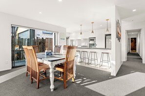 Dining - Hugo's - Your home at the beach (Tauranga)