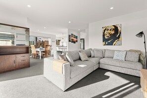 Living area - Hugo's - Your home at the beach (Tauranga)