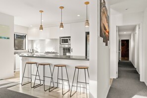 Private kitchen - Hugo's - Your home at the beach (Tauranga)