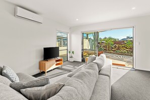 Living area - Hugo's - Your home at the beach (Tauranga)