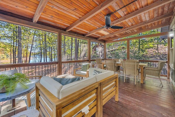 Outdoor dining - Cottage Chic Hilltop Lake Retreat (Martin)