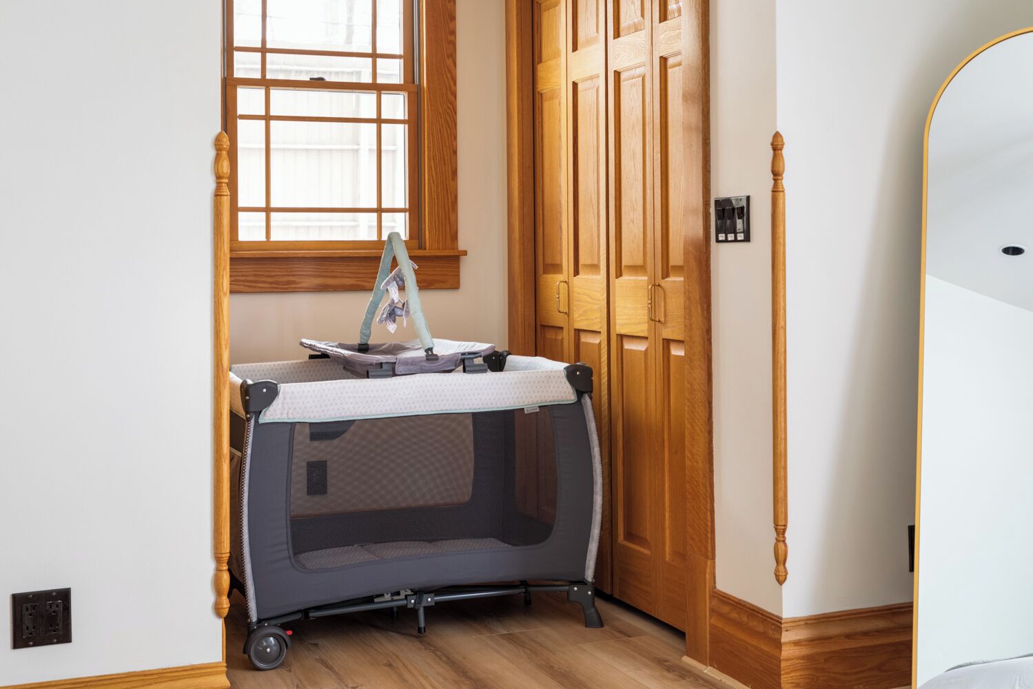 Työpöytä, silitysrauta/-lauta, ilmainen Wi-Fi, vuodevaatteet