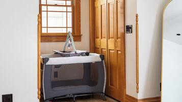 Työpöytä, silitysrauta/-lauta, ilmainen Wi-Fi, vuodevaatteet