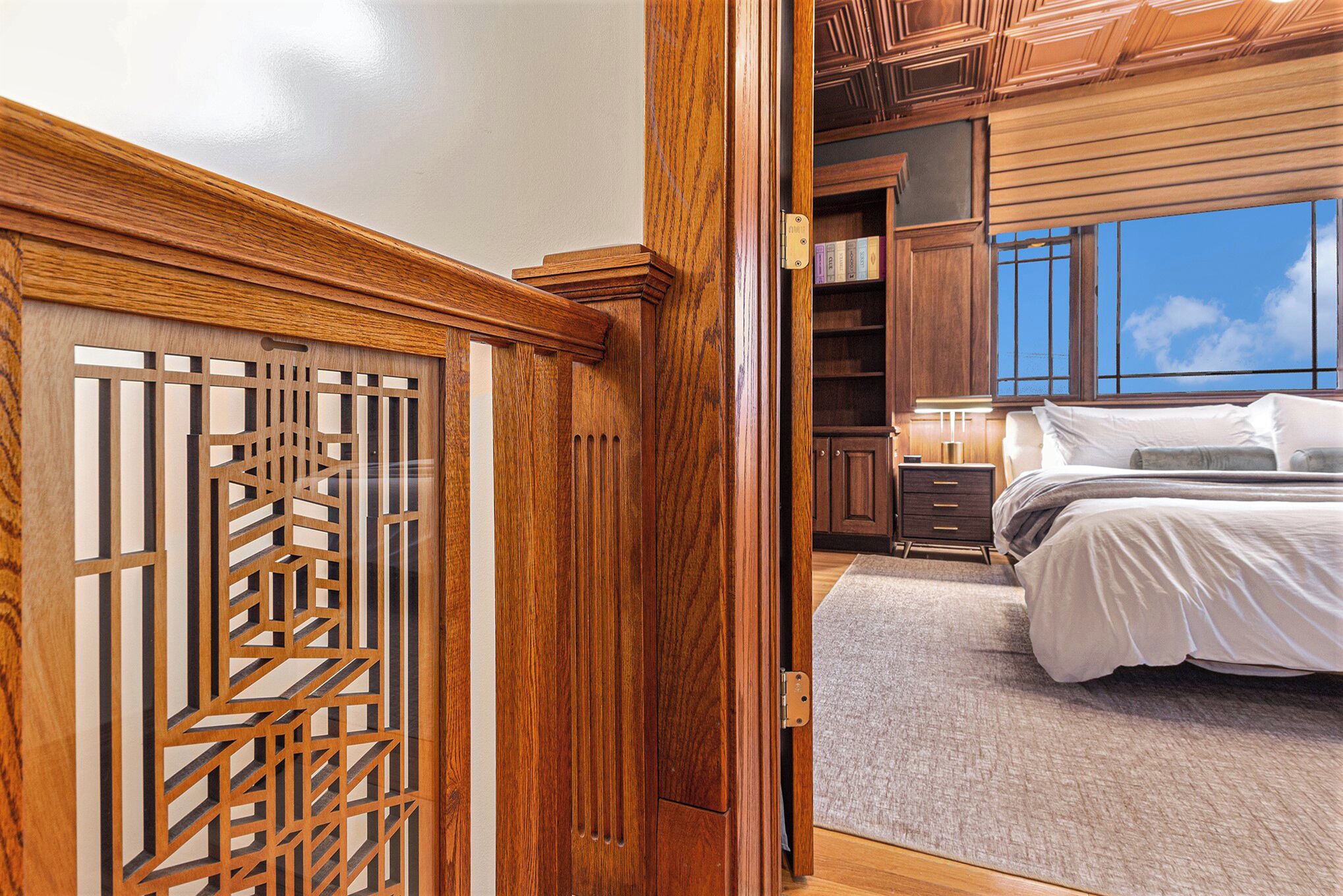 Een bureau, een strijkplank/strijkijzer, gratis wifi, beddengoed