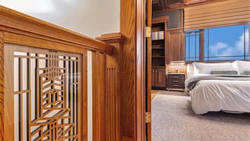 Een bureau, een strijkplank/strijkijzer, gratis wifi, beddengoed