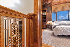 Escritorio, tabla de planchar con plancha, wifi gratis y ropa de cama