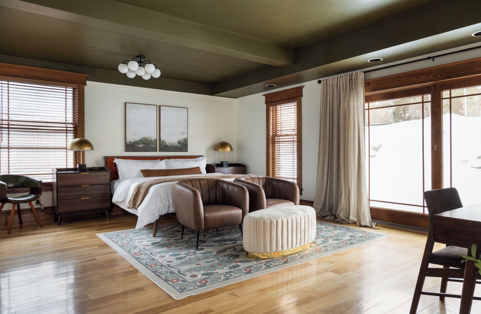 Escritorio, tabla de planchar con plancha, wifi gratis y ropa de cama 