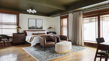 Escritorio, tabla de planchar con plancha, wifi gratis y ropa de cama