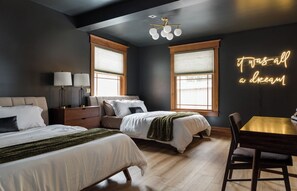 مكتب ومكواة/لوح كي وواي فاي مجانًا وملاءات أسرّة