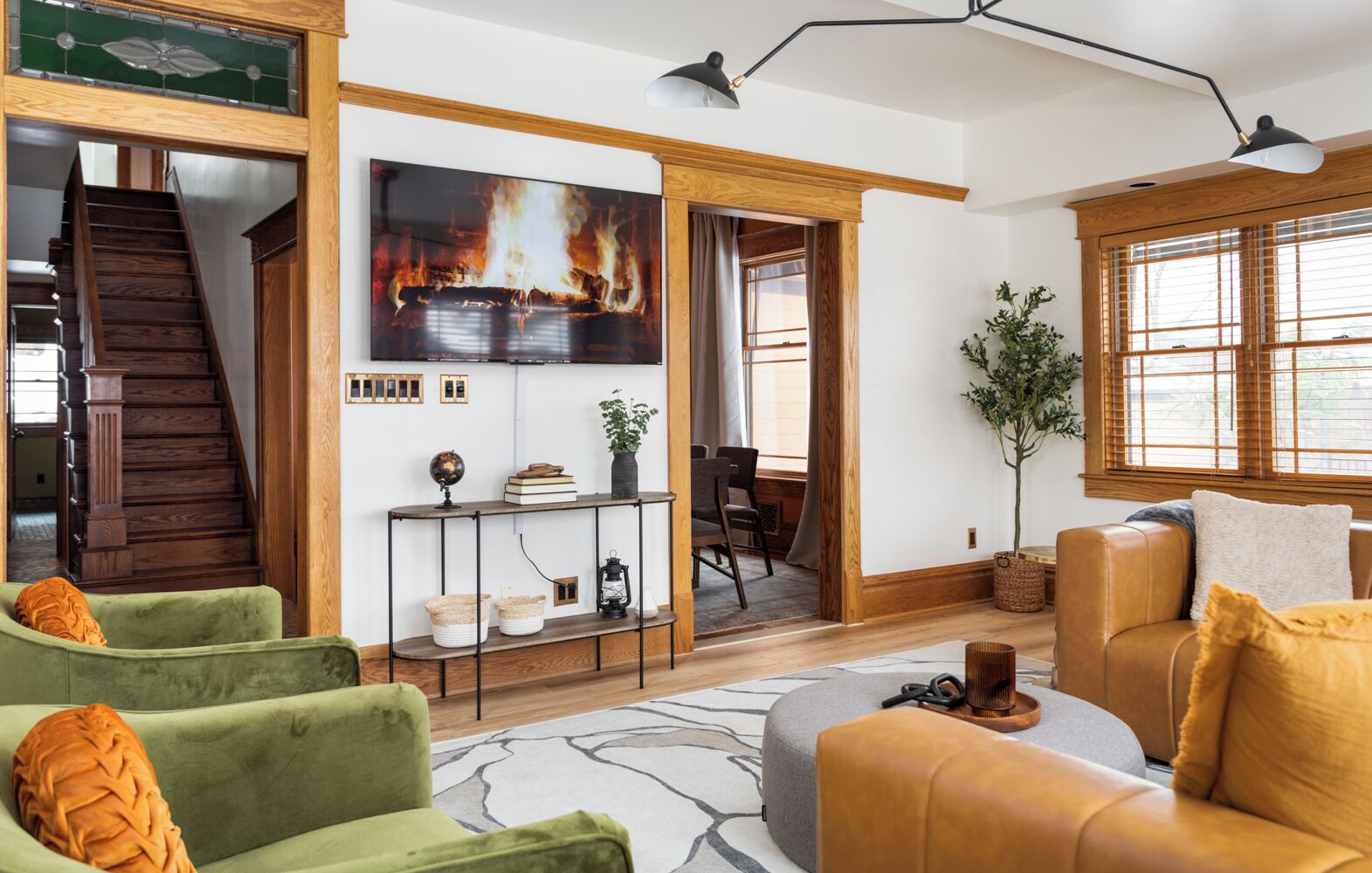 Smart TV, chimenea, libros y estéreo 