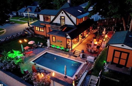 Downtown 6 Bedroom/11 Beds Home with HotTub, Pool, Speakeasy, and Fireplaces