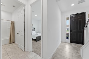 4 bedrooms, desk, iron/ironing board, travel cot - Family Friendly Stay in Prime Location (Kissimmee)