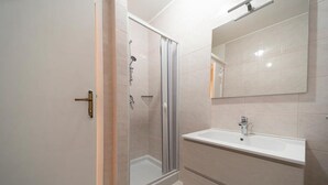 A bathroom with a shower, sink, and mirror. - Pal Friul - Villa Marinella (Mola)