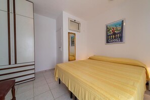 2 chambres, fer et planche à repasser, lit parapluie