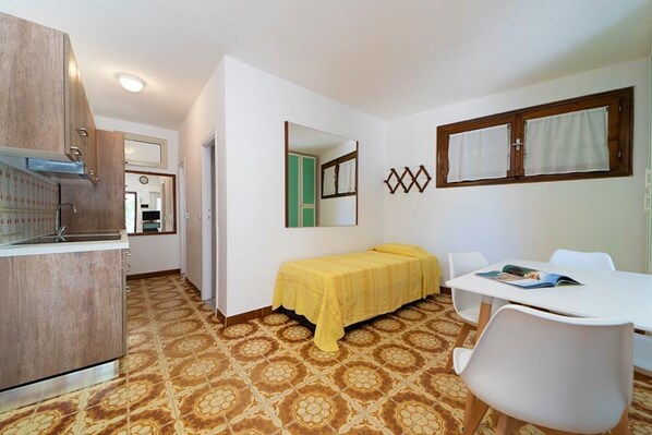 2 quartos, ferros/tábuas de passar roupa, berço de viagem